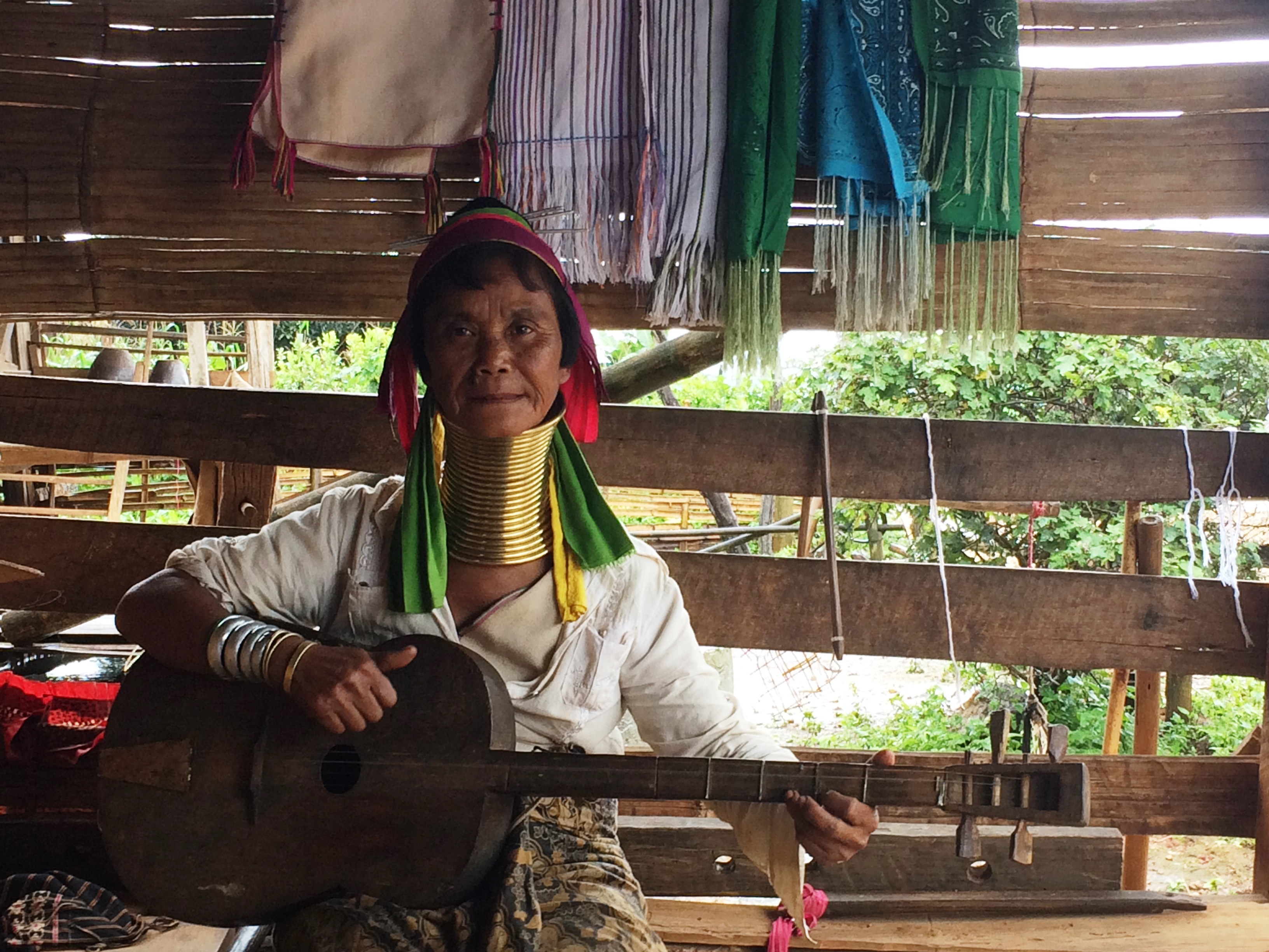 Langnekvrouwen en animistische volkeren in Myanmar: bezoeken of niet bezoeken?
