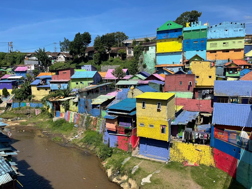 kleurrijke gebouwen in de Kampung Warna Warni wijk