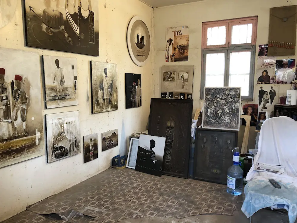 foto binnen in het huis van Léopold Sédar Senghor