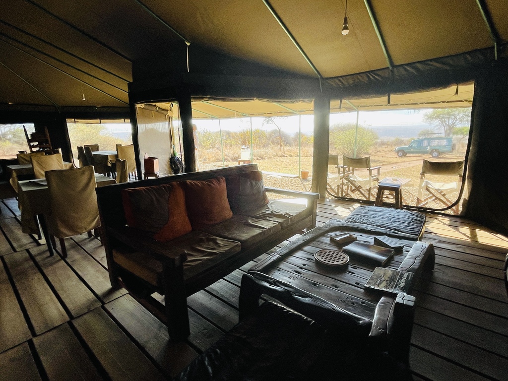 houten salon met eettafels in de tent