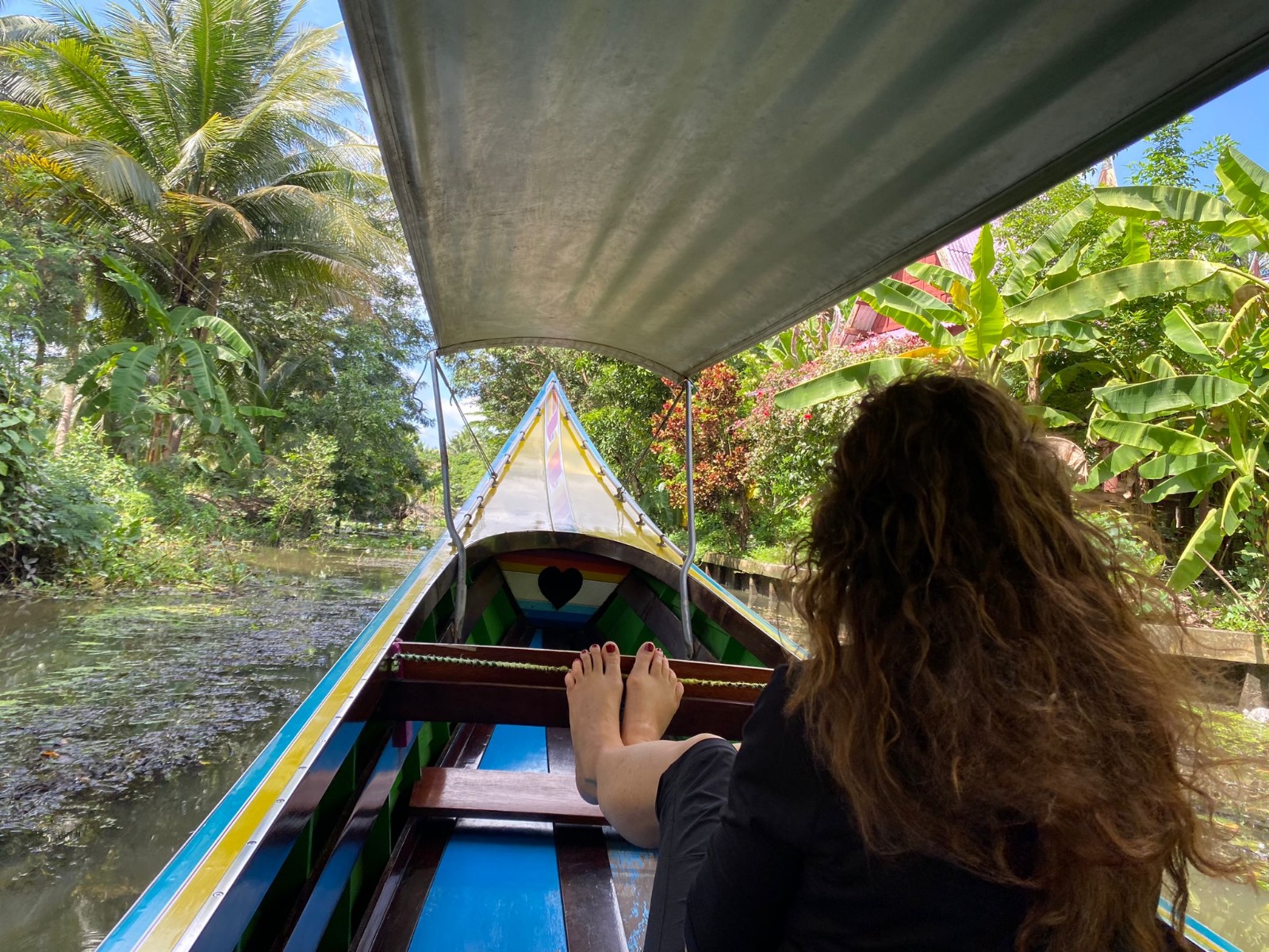 Paula in een bootje op een rivier in Thailand