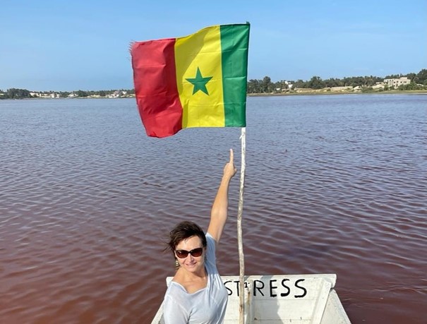Paula op bootje met vlag van Senegal