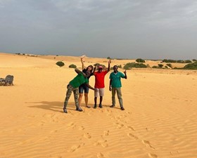 Paula met 3 Senegalezen aan het poseren in de woestijn