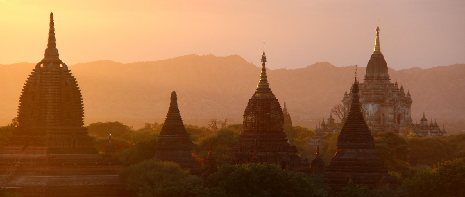 uitzicht van tempels van Bagan onder een oranjekleurige zonsondergang