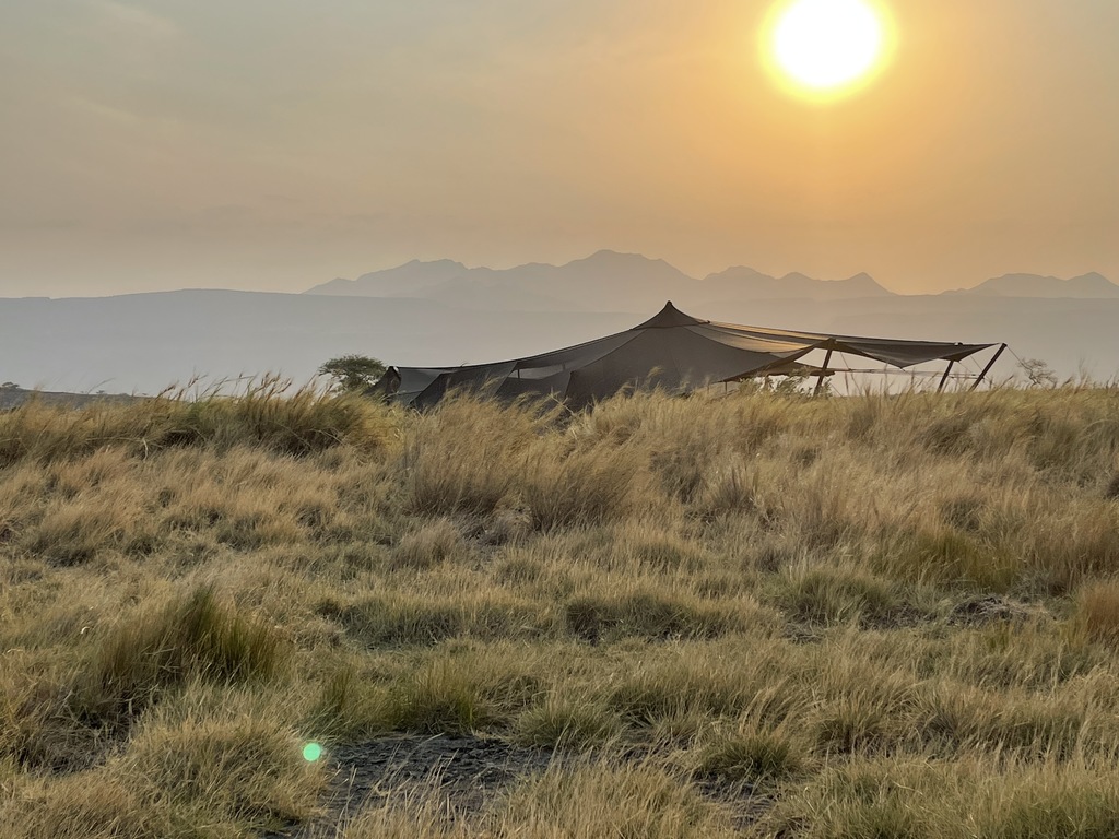 het tentenkamp bij prachtige zon