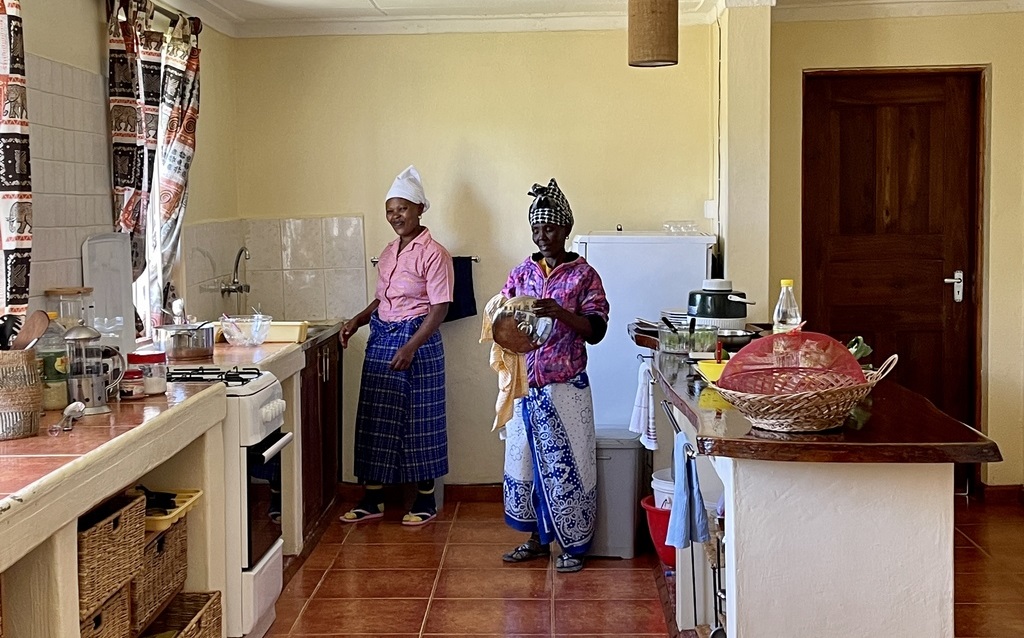 twee vrouwen in een keuken