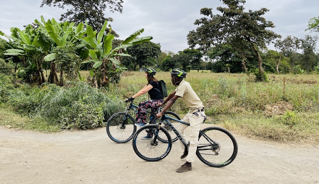 Paula en een man op fietstocht in de natuur